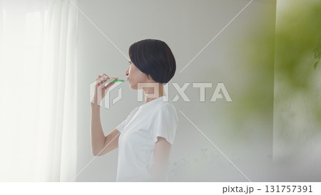 歯磨き女性 イメージ 131757391