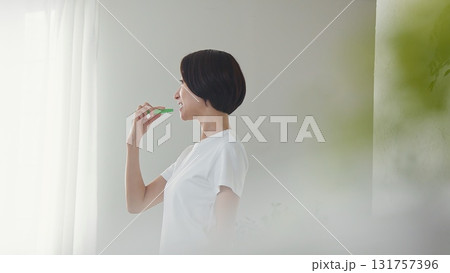歯磨き女性 イメージ 131757396