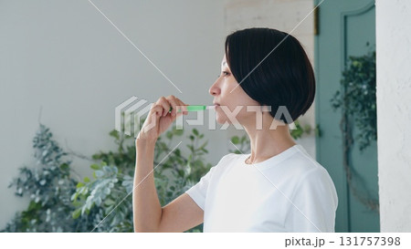歯磨き女性 イメージ 131757398