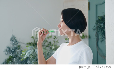 歯磨き女性 イメージ 131757399