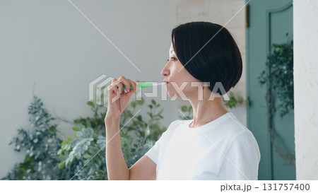 歯磨き女性 イメージ 131757400