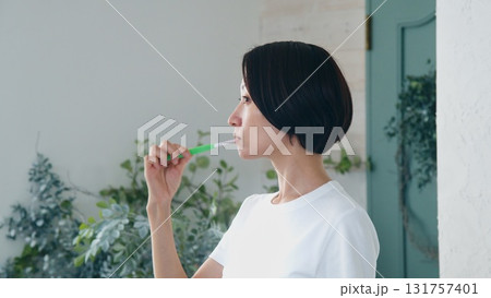 歯磨き女性 イメージ 歯磨き女性 イメージ 131757401