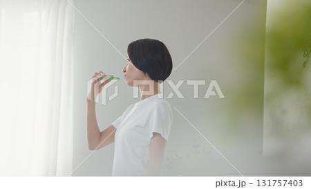 歯磨き女性 イメージ 131757403