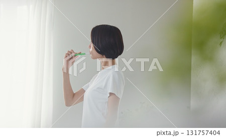 歯磨き女性 イメージ 131757404