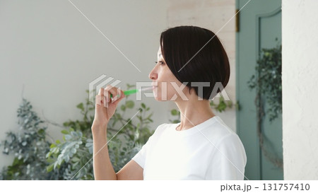 歯磨き女性 イメージ 歯磨き女性 イメージ 131757410