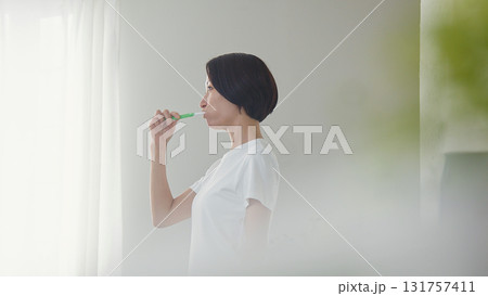 歯磨き女性 イメージ 131757411