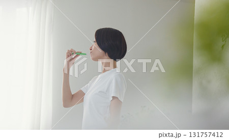 歯磨き女性 イメージ 131757412