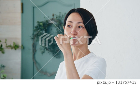 歯磨き女性 イメージ 131757415