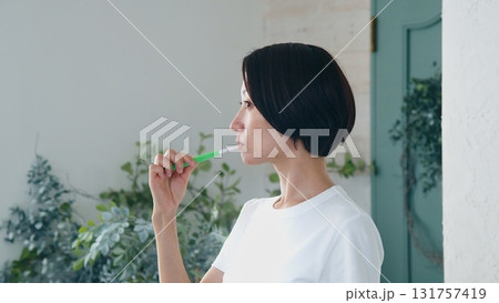 歯磨き女性 イメージ 131757419