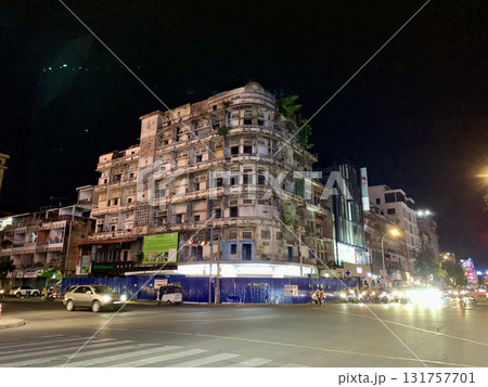 カンボジア・プノンペンの夜に輝くフランス植民地時代の建築｜歴史と異国情緒が漂う幻想的な街並み 131757701