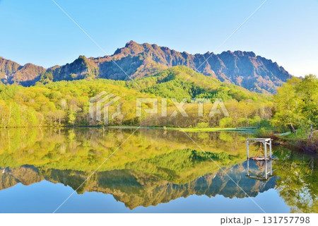 新緑の長野市戸隠鏡池風景 新緑の長野市戸隠鏡池風景 131757798