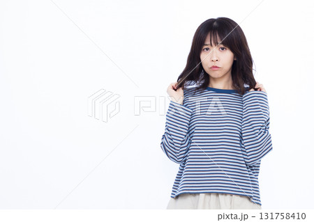 髪のダメージを気にする女性 131758410