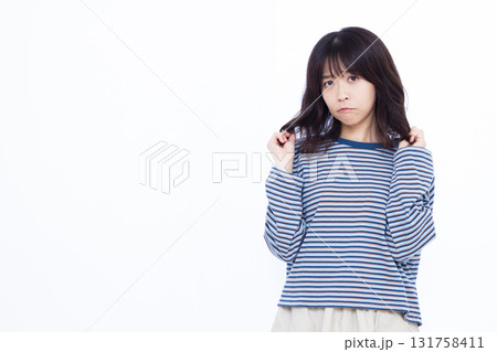 髪のダメージを気にする女性 131758411