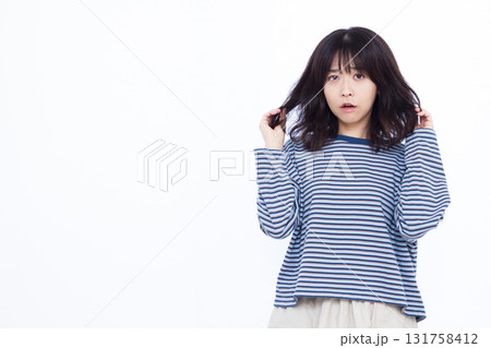 髪のダメージを気にする女性 131758412