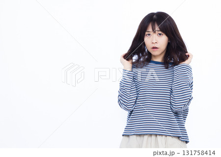 髪のダメージを気にする女性 髪のダメージを気にする女性 131758414