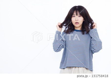 髪のダメージを気にする女性 髪のダメージを気にする女性 131758418