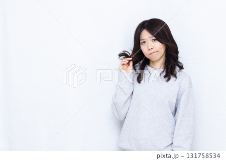 ダメージヘアを気にする女性 131758534