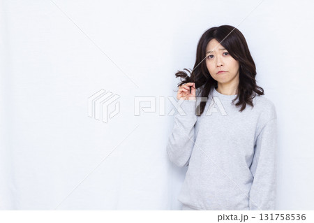 ダメージヘアを気にする女性 ダメージヘアを気にする女性 131758536