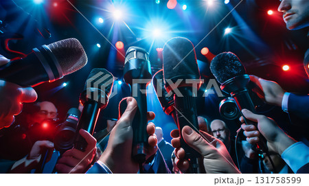 マイクを持つ報道陣の集まり マイクを持つ報道陣の集まり 131758599