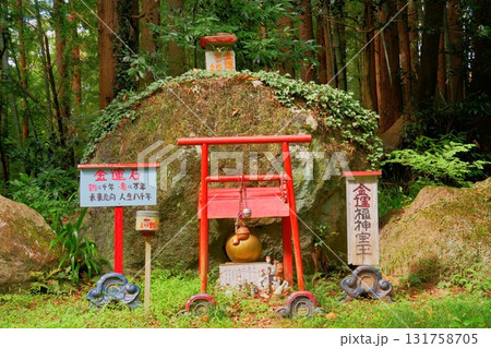 金山神社の金運石と金運福神の祠（宮城県丸森町） 131758705