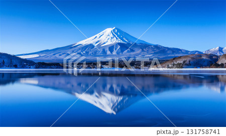 美しい雪景色の富士山と静かな湖の風景 131758741