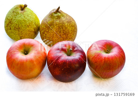 秋の味覚　洋梨と赤りんご 131759169