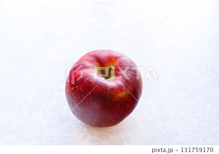 濃い紅色　秋映りんご 131759170
