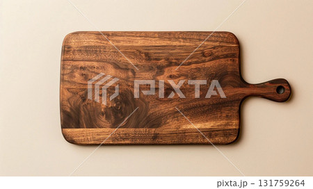 ウォールナットのハンドメイドまな板|シンプルなベージュ背景 ウォールナットのハンドメイドまな板|シンプルなベージュ背景 131759264