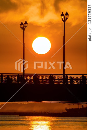 夕日を歓迎する幣舞橋 夕日を歓迎する幣舞橋 131759538