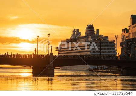 飛鳥Ⅲと幣舞橋の夕日 131759544