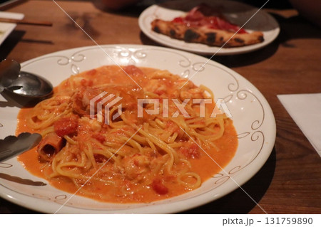 海の幸たっぷりクリームトマトパスタと生ハムピザのディナーセット 海の幸たっぷりクリームトマトパスタと生ハムピザのディナーセット 131759890