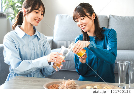 ビールを注ぐ女性 ビールを注ぐ女性 131760138