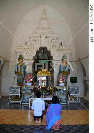 ミャンマー、バガン、タビィニュ寺院、バガンで最も高い寺院、参拝風景 ミャンマー、バガン、タビィニュ寺院、バガンで最も高い寺院、参拝風景 131760354
