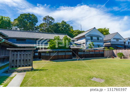 岡山県倉敷市児島　旧野崎家住宅の白壁の土蔵群と中庭 131760397