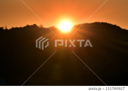 京都　男山から昇る朝日 131760927