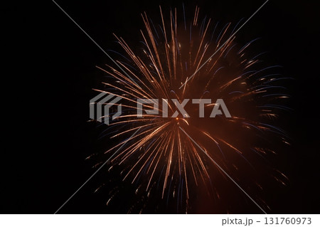 夜空に咲くオレンジとブルーの花火 夜空に咲くオレンジとブルーの花火 131760973