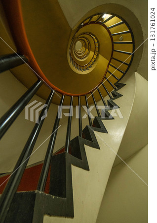 円形の螺旋階段 131761024