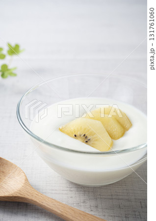 キウイフルーツとプレーンヨーグルト 131761060