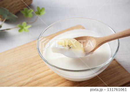 キウイフルーツとプレーンヨーグルト 131761061