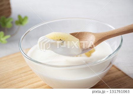 キウイフルーツとプレーンヨーグルト 131761063