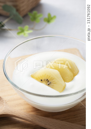 キウイフルーツとプレーンヨーグルト 131761092