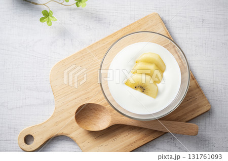 キウイフルーツとプレーンヨーグルト 131761093