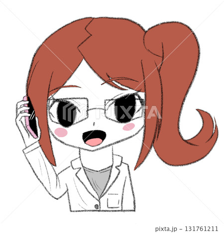 白衣を着た女の子がスマホで電話をしている 131761211