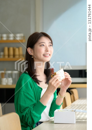 カフェでサンドイッチを食べる女性 131761444