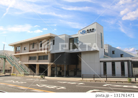 JR塩屋駅の駅舎と駅前風景 JR塩屋駅の駅舎と駅前風景 131761471