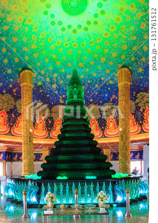 【タイ バンコク】カラフルな寺院『ワット・パークナム』【縦写真】 131761512