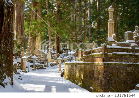 高野山　奥の院　雪の積もった参道 131761644