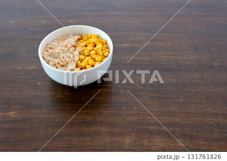 テーブル背景のツナマヨコーン 131761826