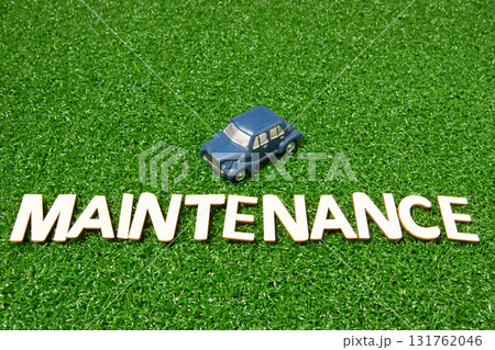 自動車の模型とメンテナンスの文字 自動車の模型とメンテナンスの文字 131762046