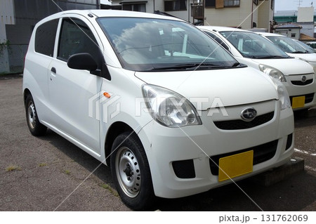 駐車場に並んだ乗用車(スバル・プレオ 2代目) 131762069